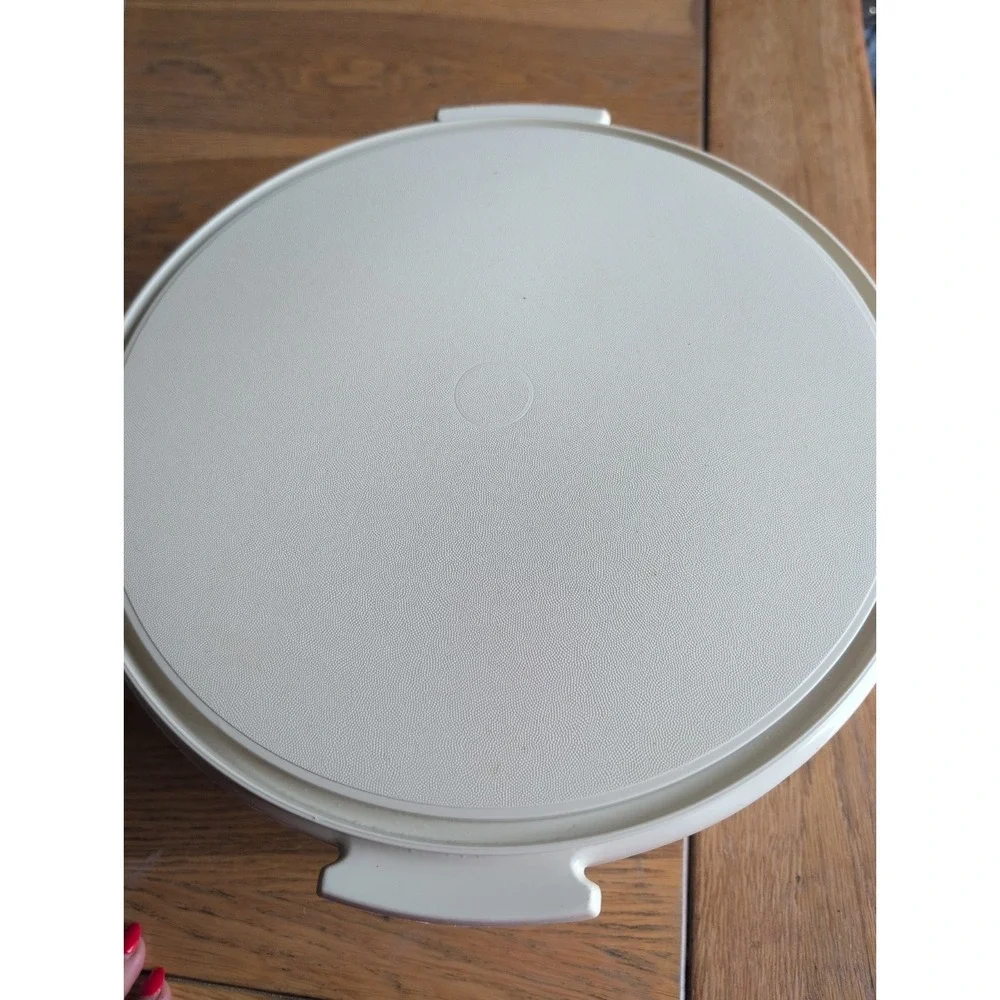 Tupperware #1256-6  Almond Colored Cake Taker Carrier 14
